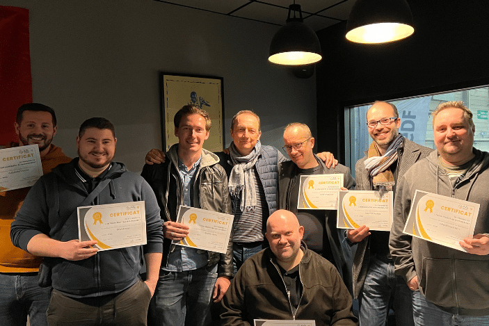 Photo de groupe de la nouvelle promo de managers Ntico, tenant leur diplôme.