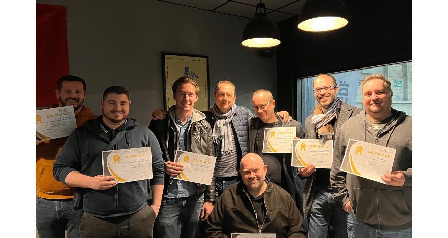 Photo de groupe de la nouvelle promo de managers Ntico, tenant leur diplôme.