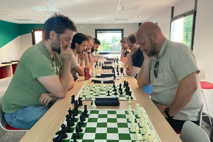 Les collaborateurs Ntico sont en train de jouer aux échecs.