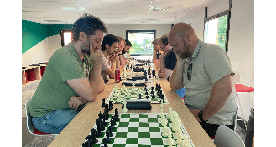 Les collaborateurs Ntico sont en train de jouer aux échecs.