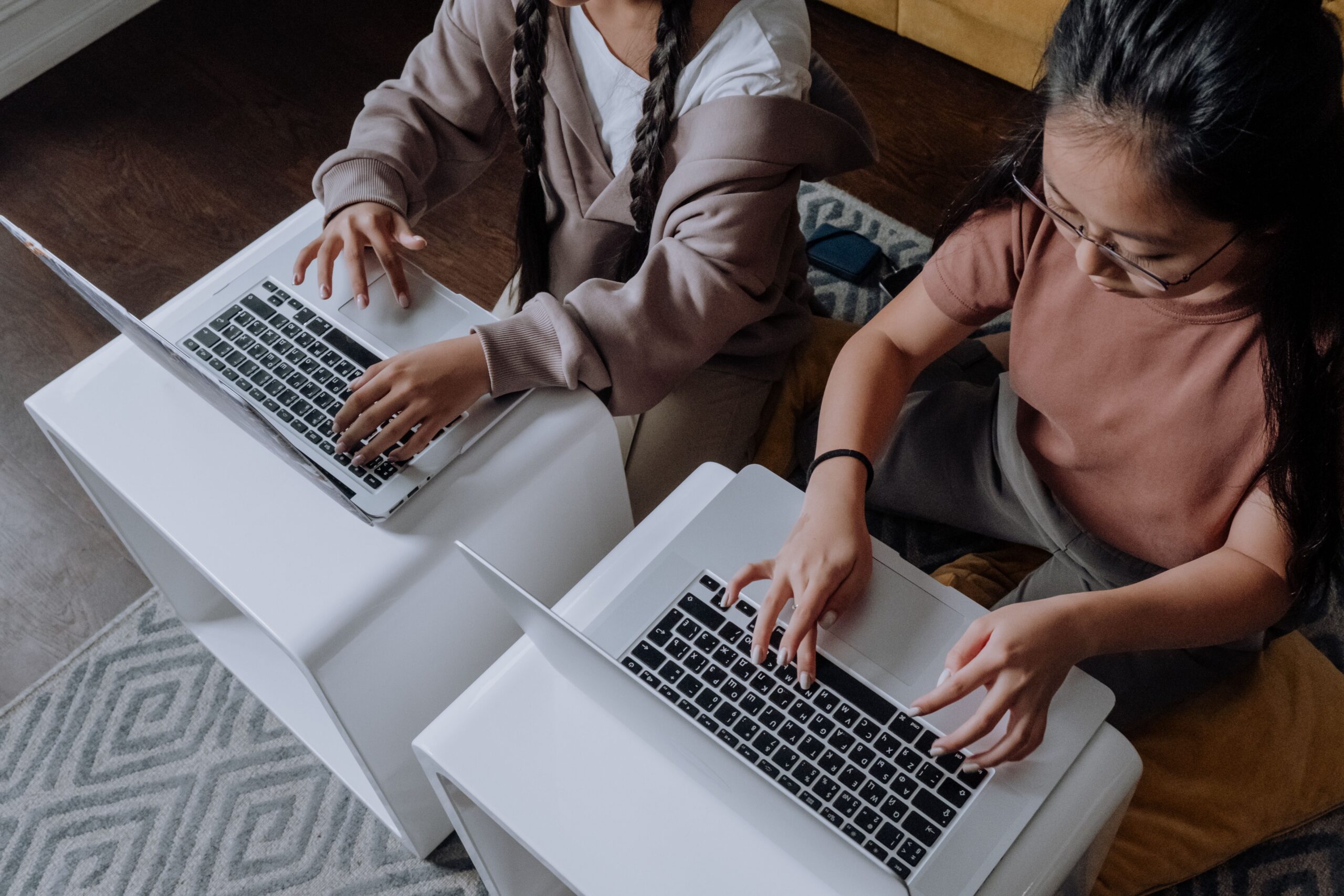 Deux jeunes femmes travaillant ensemble