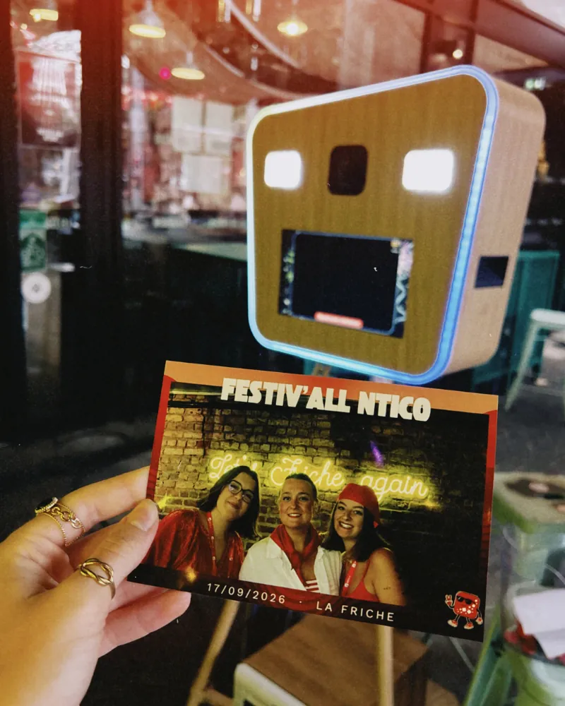 Photo souvenir du photomaton pendant le Festiv'All Ntico à La Friche