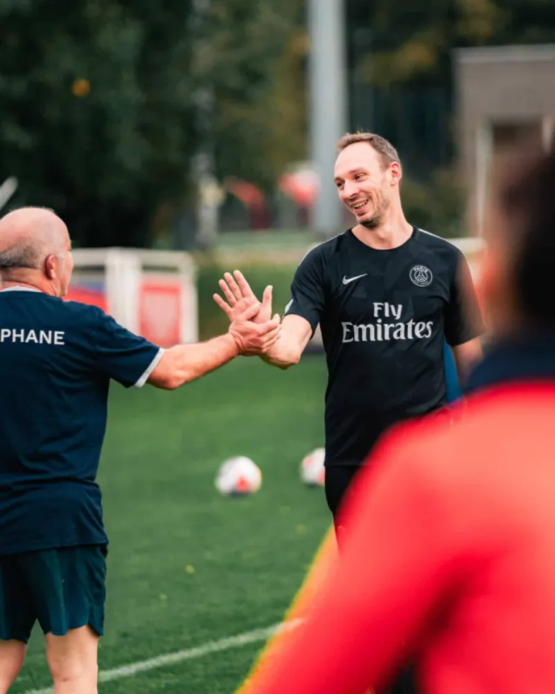 Tape dans la main entre collègues pendant un match de foot Ntico