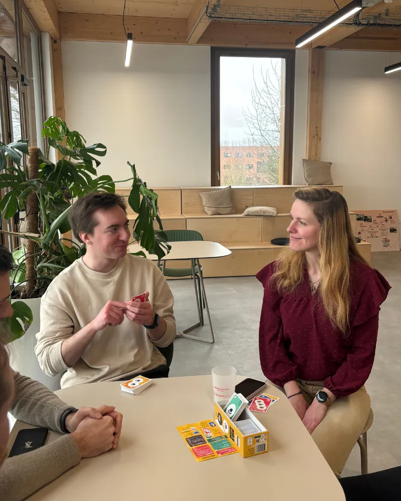 Partie de cartes entre collègues dans l'espace détente des bureaux