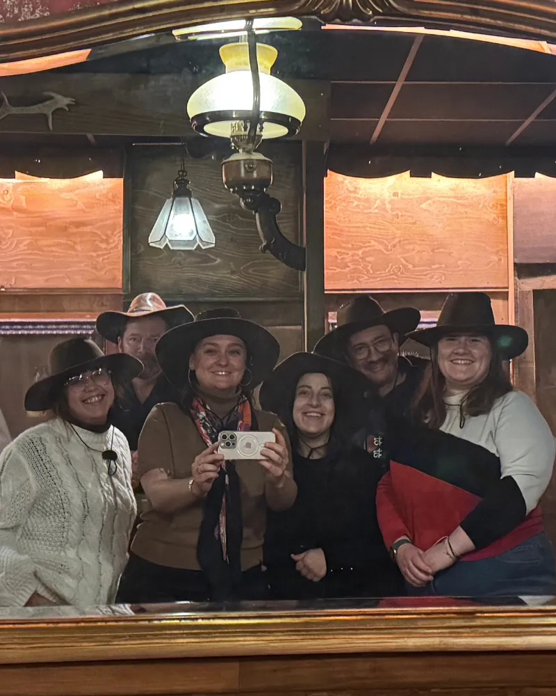 L'équipe Ntico coiffée de chapeaux de cowboy pendant une soirée à thème