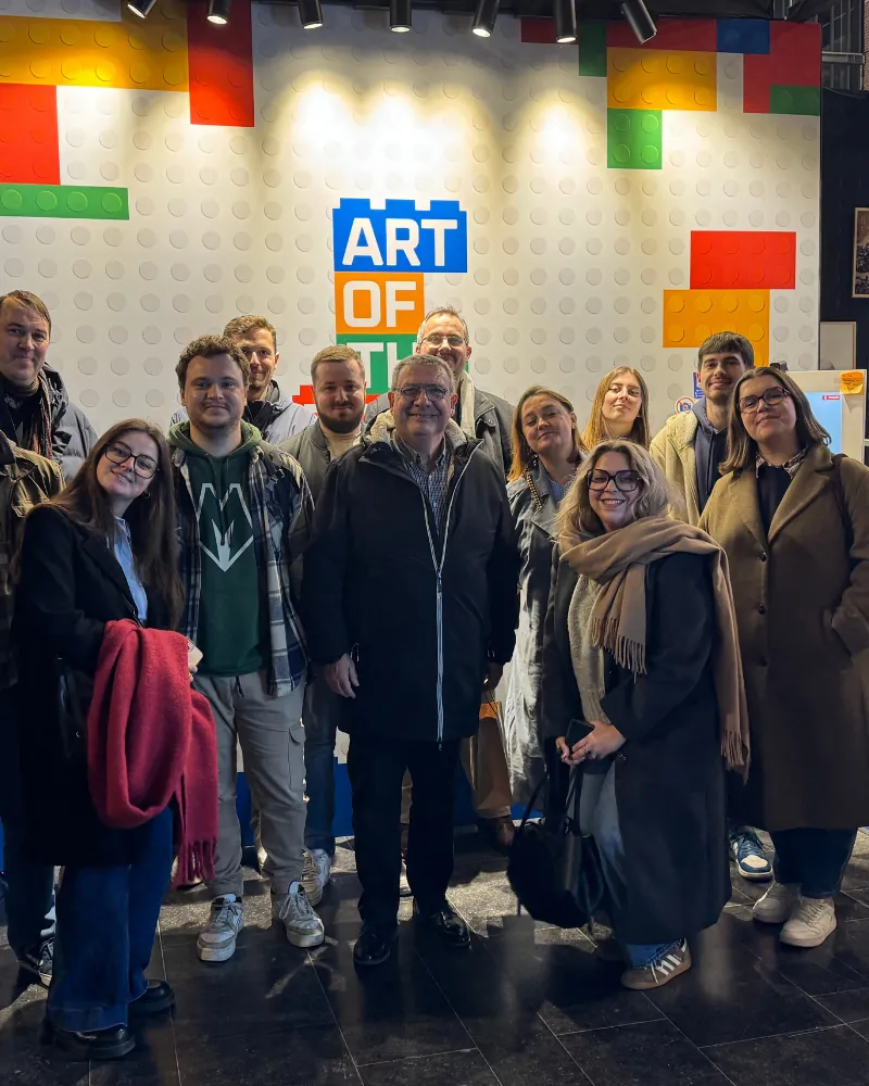 Photo de groupe de l'équipe Ntico pendant une sortie
