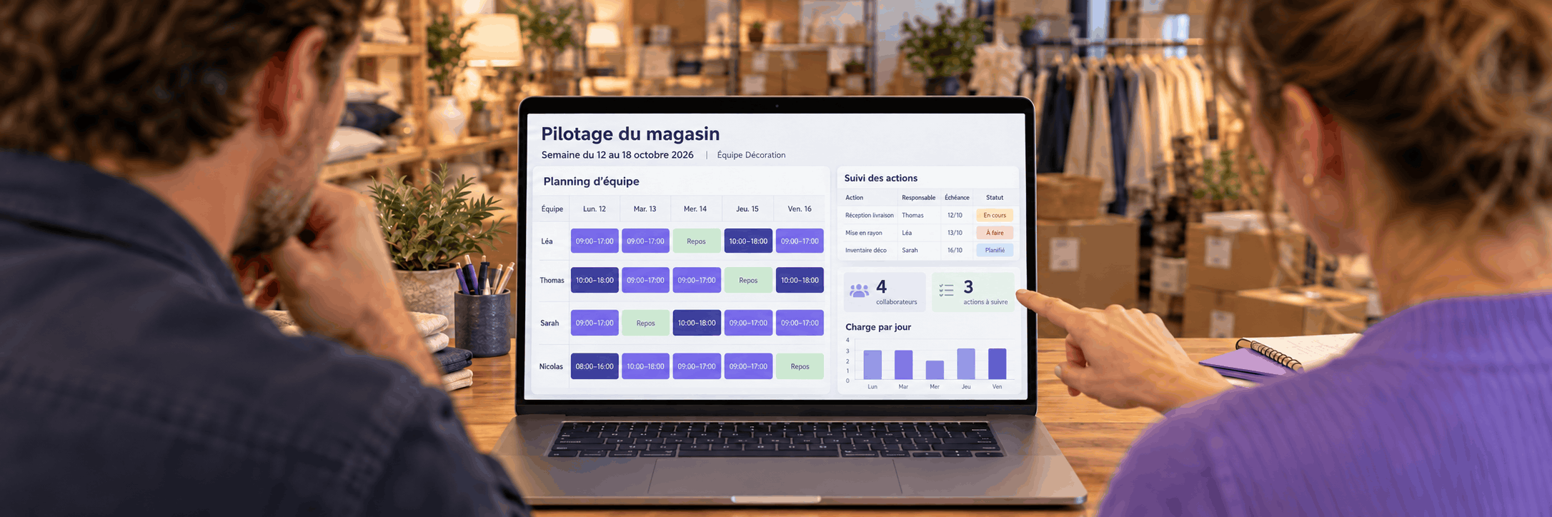 Manager de magasin et consultante projet analysant ensemble le planning et le suivi des actions pendant l'hypercare
