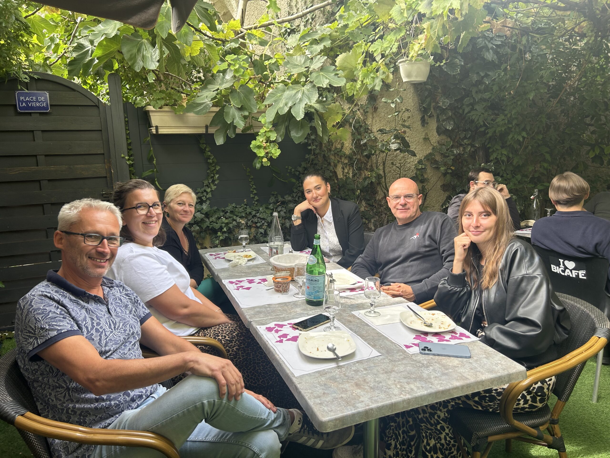 Collaborateurs Ntico réunis au restaurant